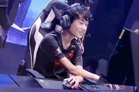 LPL全明星：knight9极限反应躲蛇女大招，最秀的还是他的姿势！视频封面