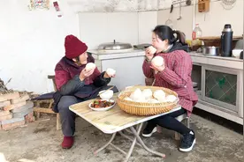 孙女来送棉鞋，姥姥做红薯馒头，一锅蒸24个，留着舅舅过年回家吃视频封面