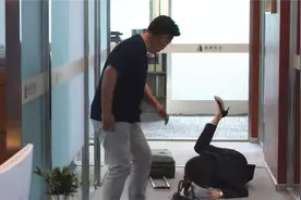 平凡之路：金晨面试穿高跟鞋崴到脚，郭麒麟憋笑憋出内伤，太搞笑视频封面