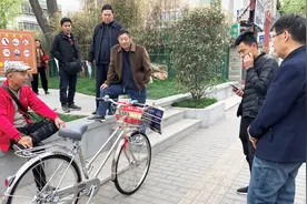 西安街头有人卖自行车：带发电机和加快轴，好多人都围观