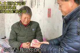 网友给垃圾桶里捡来小女孩送的啥？养母感动得下跪，看完被感动了视频封面