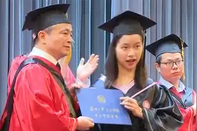 以优秀大学生毕业！脑瘫女孩与室友互相扶持 年年都拿奖学金视频封面
