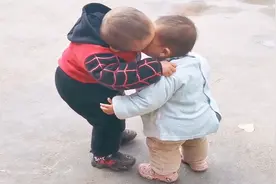 家有两个宝宝真好玩，上一秒两人快乐玩耍，下一秒让妈妈哭笑不得