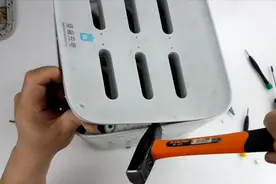 拆解怪兽共享充电宝的充电站，看看它内部是如何给你提供服务的视频封面