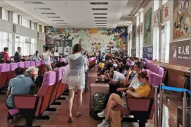 小伙乘火车从西安去甘肃天水，在西安火车站的经历，以前很少遇到视频封面