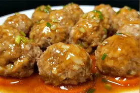 秋天吃藕最养人，教你莲藕肉丸，不油炸不水煮，咬一口鲜香又脆嫩视频封面
