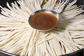 面条不要水煮，换种新吃法，比水煮的好吃，比炒的简单，真香