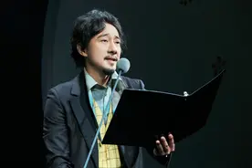 赵立新言论不当风波后匆匆露面 现任妻子及三子女首次曝光视频封面