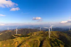 航拍湖南邵阳宝鼎山风力发电场，耸立山头的风机，颇为壮观视频封面