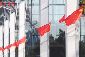 武汉市民之家300党员看国旗升起，升旗手心潮澎湃内心振奋视频封面