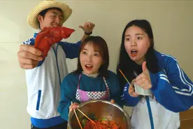 搞笑短剧：学校食堂考试，学渣用猪蹄当筷子吃面，太有才了视频封面