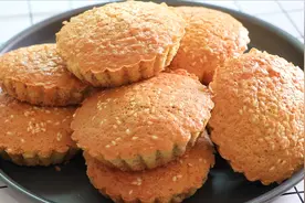 3个鸡蛋，一碗面粉，自制肉松小蛋糕，松软好吃，照着做一学就会