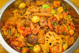 冬天必吃的“麻辣香锅”，食材任意选，越吃越辣越解馋视频封面