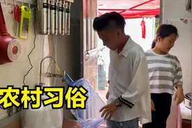 韦庆达买来一台饮水机，在家里找吉位，因为农村习俗比较多太麻烦