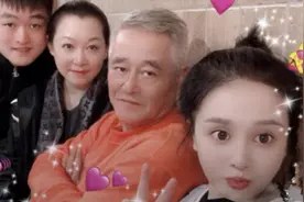 赵本山妻子罕露面，母女拍视频状态好，曾夫妻合作《智斗》很惊艳视频封面