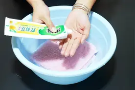 洗脸时挤一点牙膏，真是厉害，解决了好多人的烦恼，快试试视频封面