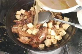 柴鸡炖疙瘩这样做才叫个香，农家的正宗做法，颜色好看软烂入味视频封面