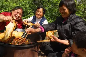胖妹婆媳齐心，给奶奶收拾房间，配上烧鸡贴饼，奶奶牙都快啃掉了视频封面