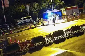 致敬！交警雨夜坚守抗疫一线 脱下鞋子的那一刻令人心酸