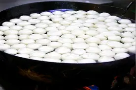 鱼丸！饭店大厨是这样做的，操作经验分享给大家，满满的小技巧视频封面