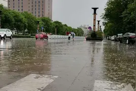 噼里啪啦！陕西宝鸡突降冰雹瞬间铺满地，居民：冰雹有黄豆般大小视频封面
