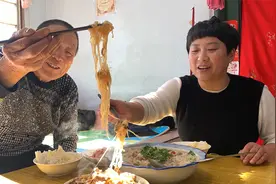 酸菜炒粉条在家这样做，有技巧没难度，酸爽开胃，超级下饭，好吃视频封面