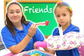 同学胳膊受伤来上课，同桌热心帮忙解决困难，互相帮助值得点赞