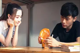 男子收服一个漂亮的僵尸女孩，还给自己煮泡面吃，一部科幻恐怖片视频封面