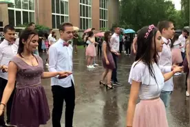 乌克兰校园舞蹈上演浪漫“雨中曲”视频封面