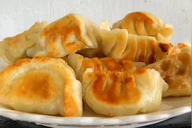 大白菜不炒不炖，教你调馅做煎饺，金黄酥脆，学会了早餐就吃它视频封面