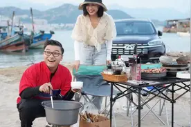 隐藏厨神沈南携手逛吃女神阿崔，化身公路美食家开启美食之旅。