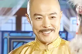 张铁林居然带着极具侵略性的目光观赏女星，网友吐槽：在选妃子？视频封面