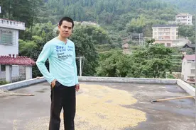 妈妈去赶集了，小吴在家晒稻谷收不赢被雨水淋湿了，一动就出米