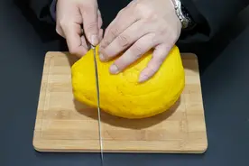 吃柚子不要用手剥，只需切3刀，果肉跟果皮自动分离，太棒了