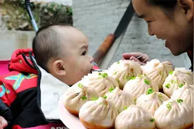 苗大姐儿子一岁体检，身高76体重9.3，给牛娃拖后腿了视频封面