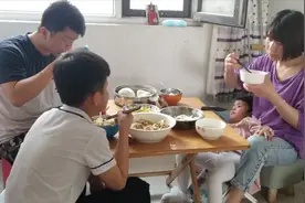 东北残疾姑娘远嫁山东独臂小伙，结婚9年已有2个孩子，看过的咋样视频封面