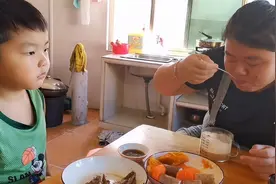 老公一大早60元买一斤牛肉煎成牛排，200斤胖老婆和儿子只负责吃视频封面