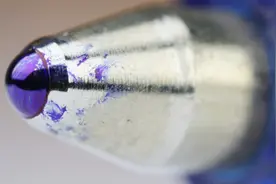小巧的圆珠笔芯，究竟是如何出墨的？看完制造工艺才知其难度视频封面