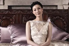 49岁李嘉欣再拍写真，一头蓬松头发尽显混血风格，太美了视频封面