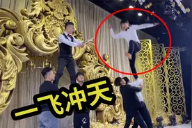 要想结婚有气氛，全靠伴郎“骚”上天！网友：硬核捧场！视频封面