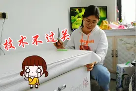 婆婆的旧电视柜不舍得扔，儿媳买来贴纸翻新，凑合还能用两年！视频封面