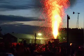 蒸汽火车喷火表演，老外真会玩，长见识了