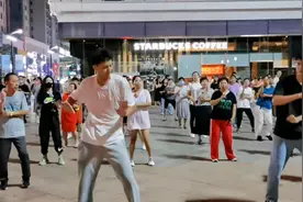 90后领舞！郑州一小伙下班后，领数百名大妈跳广场舞：工作压力大视频封面