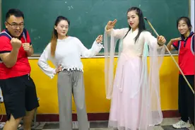短剧：小丸子穿“古装”上学，大熊和小美可羡慕了，小丸子真漂亮视频封面