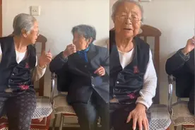 90岁奶奶和85岁耳背闺蜜聊天：你儿子多大了？我儿媳妇烙馅饼！视频封面