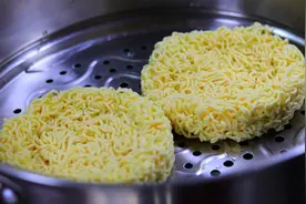 万万没想到，方便面上锅蒸一蒸，出锅瞬间变美食，味道太香了视频封面