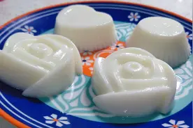 教你做简单好吃的牛奶果冻，做法简单，营养美味，大人孩子抢着吃