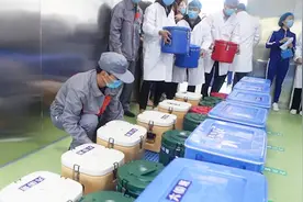 郑州全市中小学统一上午推迟上课 中午统一配备午餐视频封面