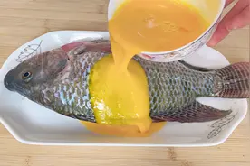 把鸡蛋液淋入整条鱼上，学会这个特色做法，挑食的孩子都爱吃，香视频封面