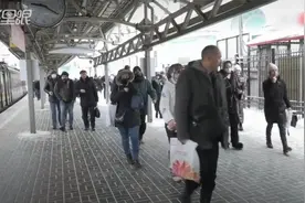 新冠疫情：俄罗斯莫斯科取消强制戴口罩规定视频封面